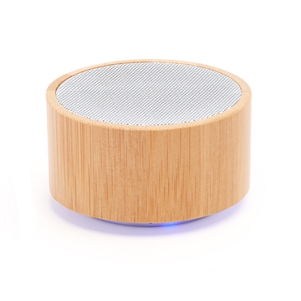 Speaker bluetooth in bambù dal design compatto. Potenza 3W, funzione vivavoce, alloggiamento per micro SD, base antiscivolo. Ricaricabile con cavo usb incluso. Fornito in confezione singola. 30268