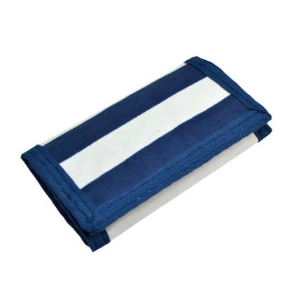 Portafoglio con tasche interne, una aperta e una con zip. Anellino portachiavi interno. Chiusura con velcro. 41116