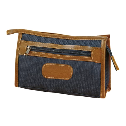 Pochette in poliestere con bordi e dettagli in PU. Ampio scomparto principale con chiusura zip. Tasca frontale con zip. 43065