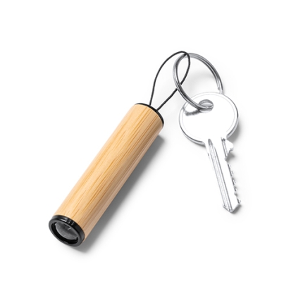 Torcia con portachiavi, realizzata in bambù. Alimentata con 3 batterie a bottone LR41. Fornito in una pouch singola. 85068