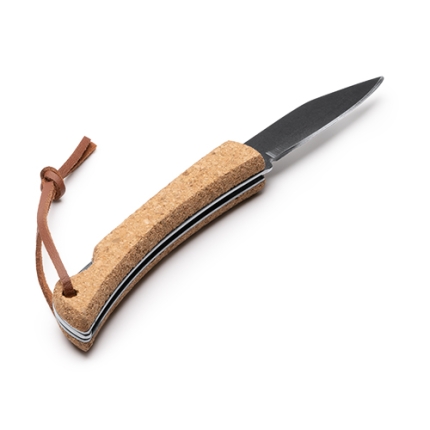 Coltellino tascabile in acciaio inox con impugnatura in sughero. Pratico laccetto per il trasporto. Fornito in confezione singola. 86037
