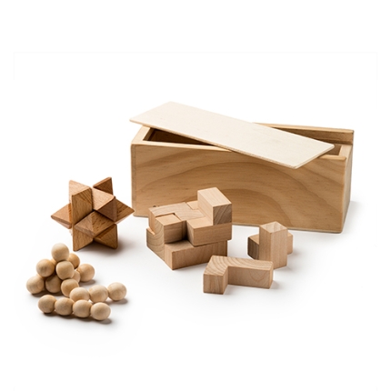 Set da 3 giochi in legno. Fornito in confezione singola di legno con scomparti interni e coperchio scorrevole. 95020
